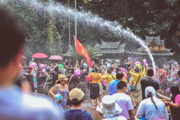 傣族水花节：泼水狂欢，传承千年民族风情